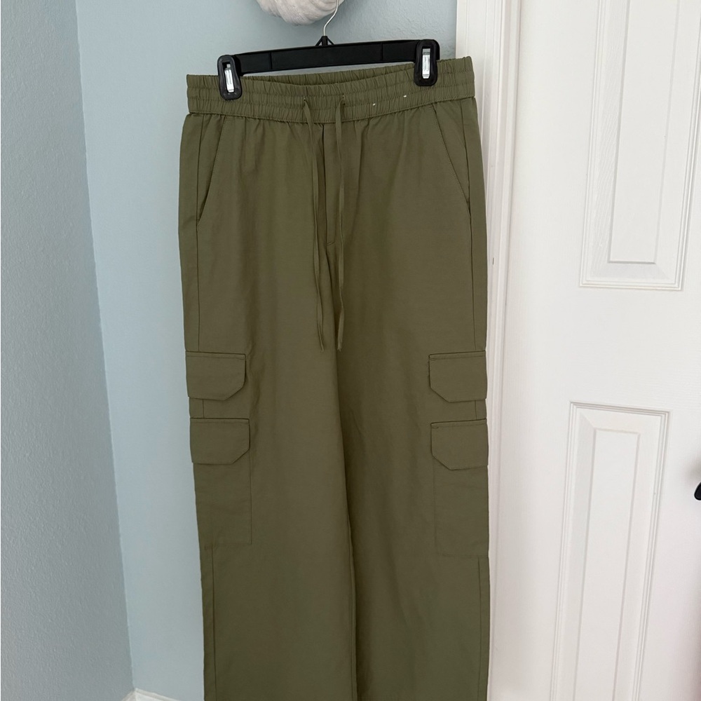 NWOT Abercrombie & fitch army green wide leg cargo pants size small short
